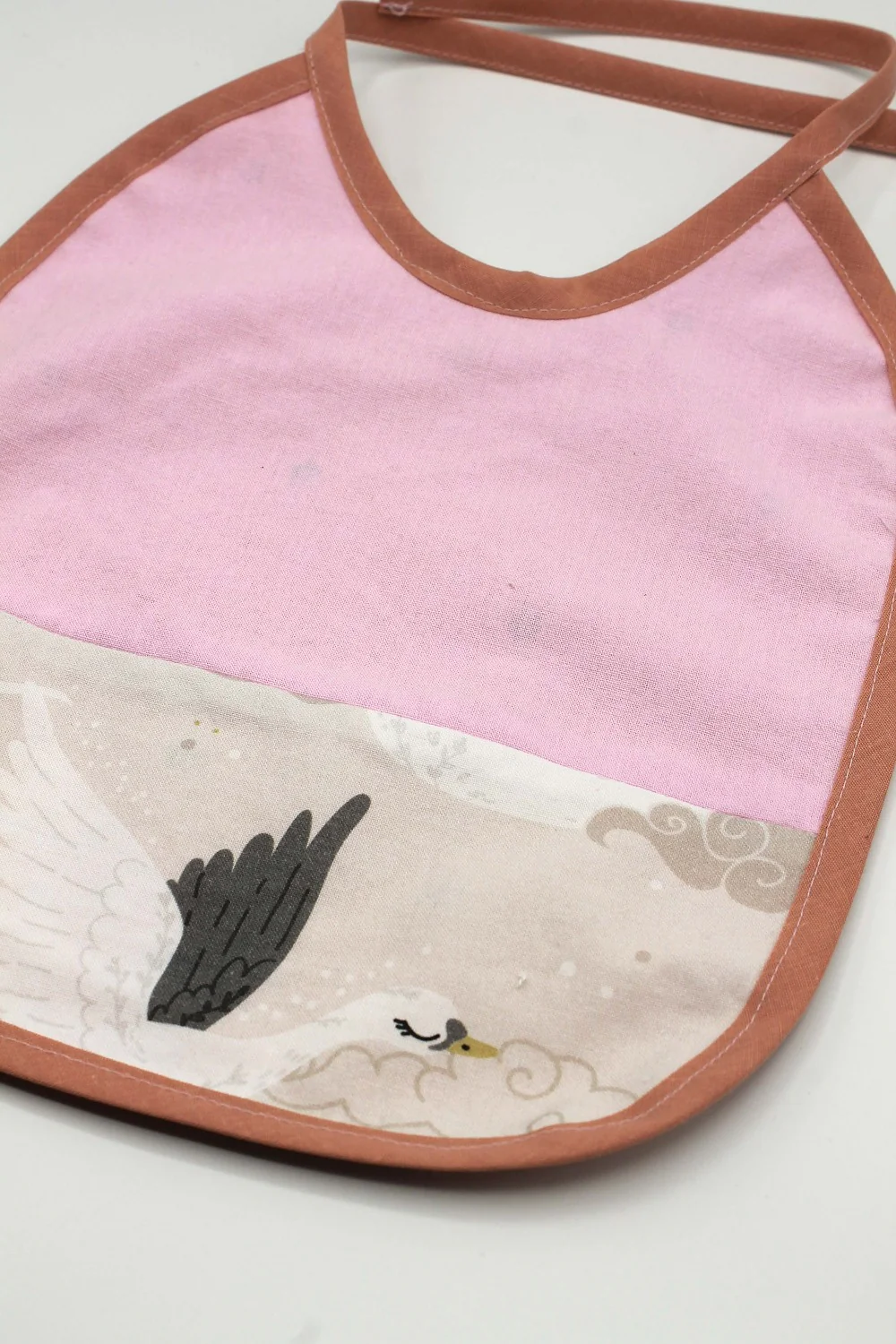 Bavoir imperméable Cygne personnalisable – Image 3